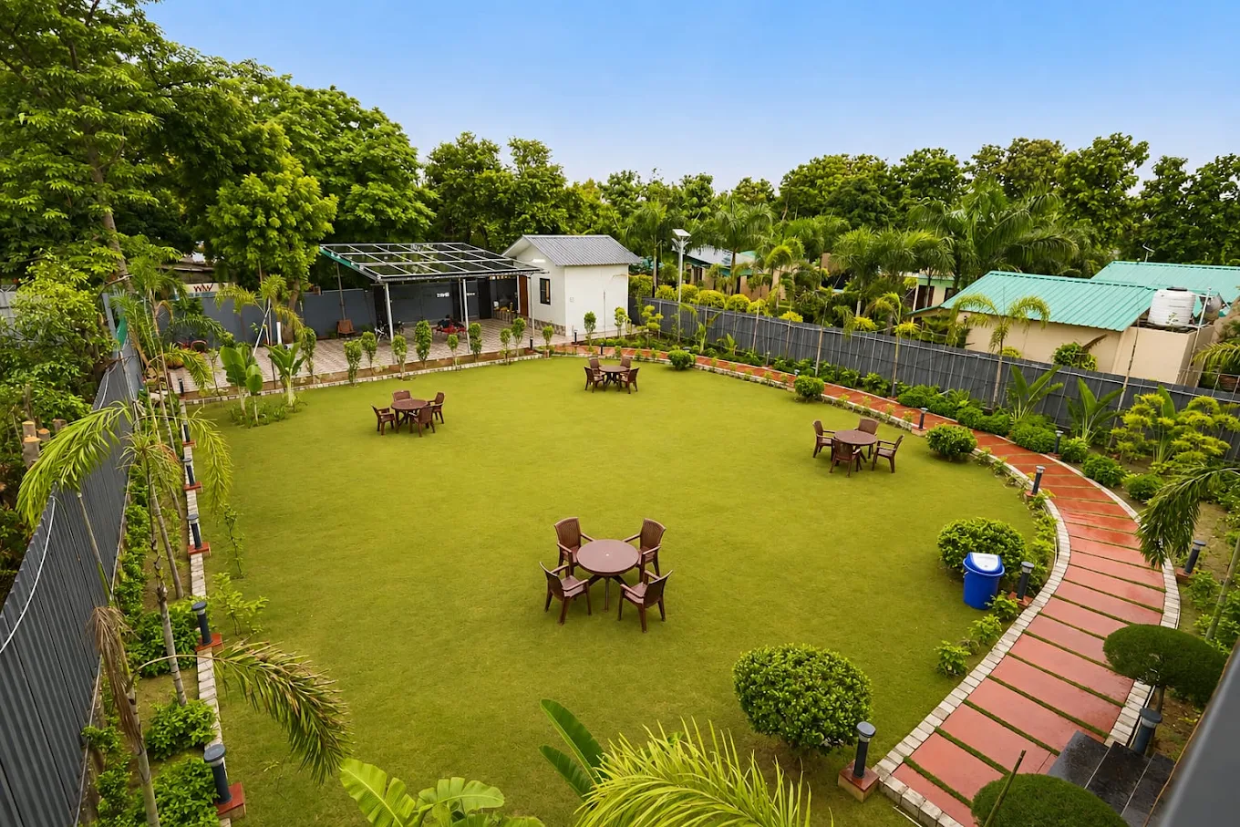 Large landscaped garden and event lawn
